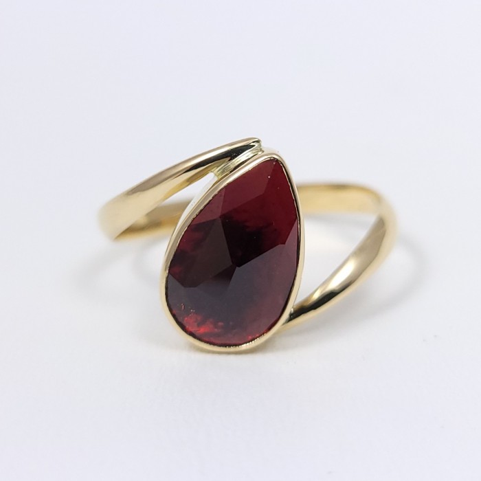 Bague or 750 millièmes Grenat de Perpignan poire