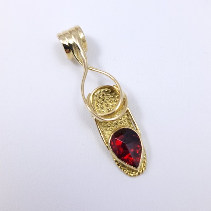 Pendentif or 750 millièmes Vigatana Grenat de Perpignan