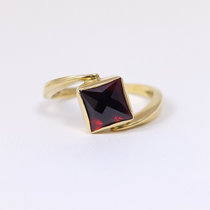 Bague or 750 millièmes Grenat de Perpignan carré