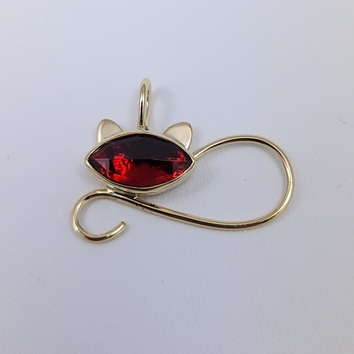 Pendentif Le Chat R'mione® or 750 millièmes et Grenat de Perpignan